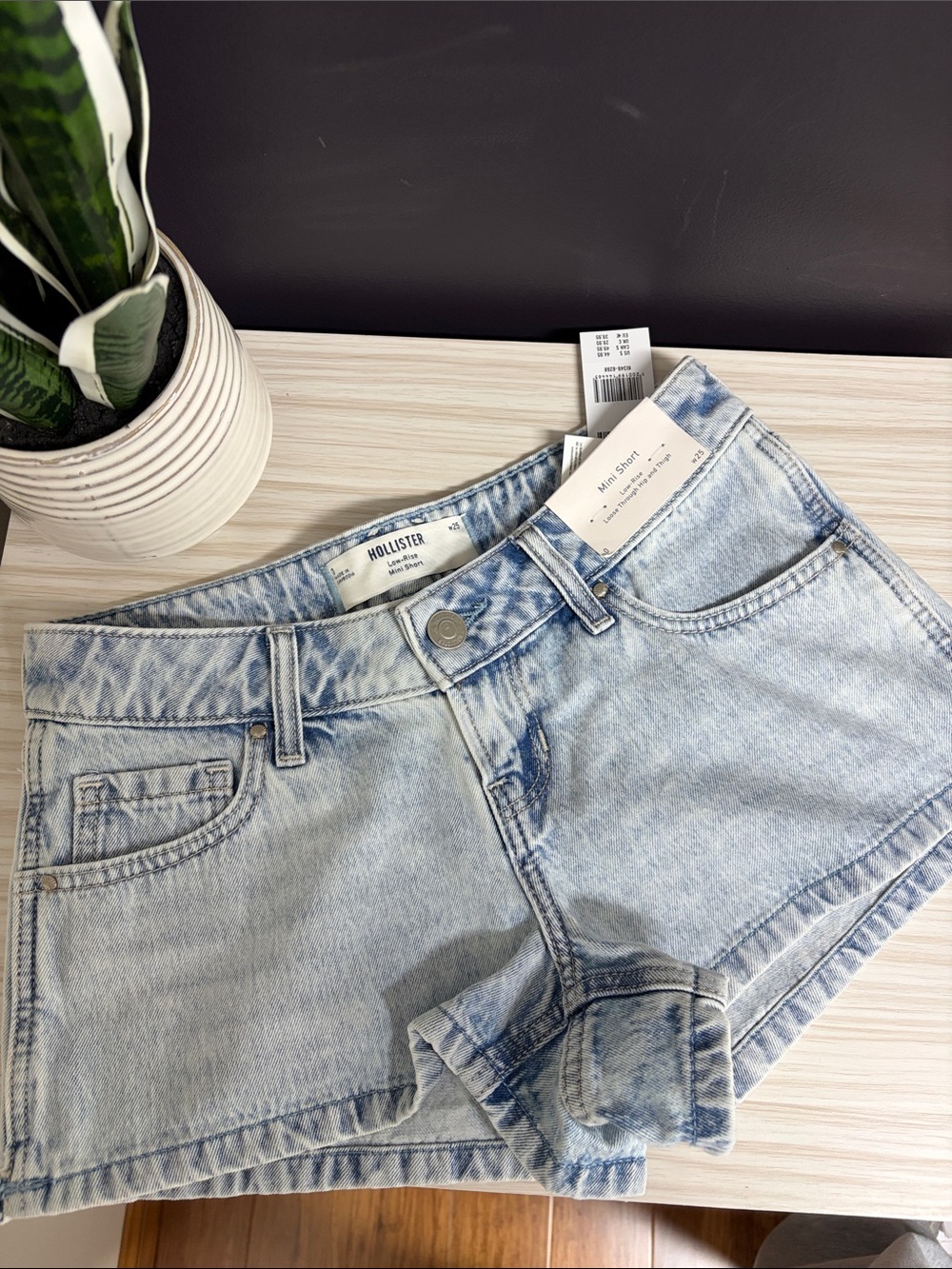 Hollister Women’s Washed Light Blue Denim Shorts!! NWT!!💙